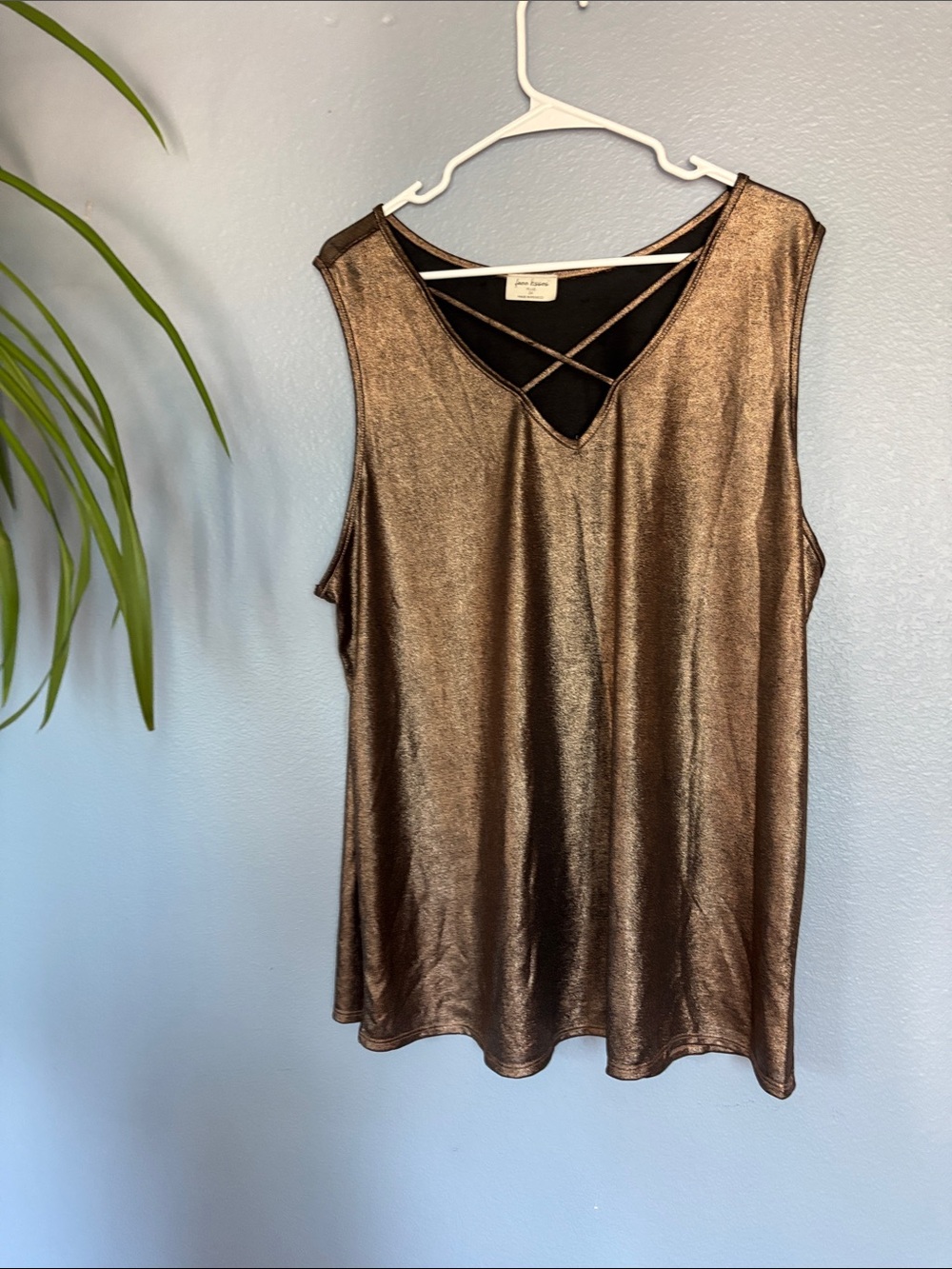 FREE KISSES Shimmer Gold/bronze sleeveless top. Size 3x